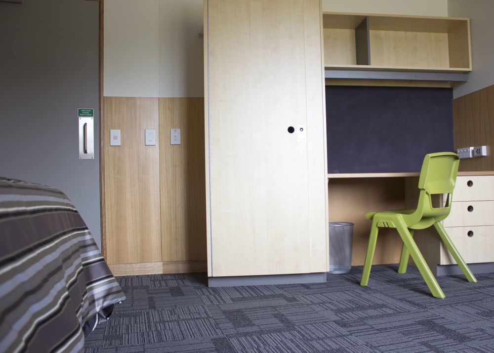 Boarding house single room with bed, cupboard, desk and chair