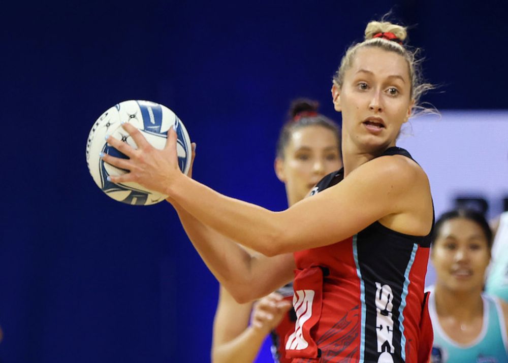 Charlotte Elley playing netball Old Collegian