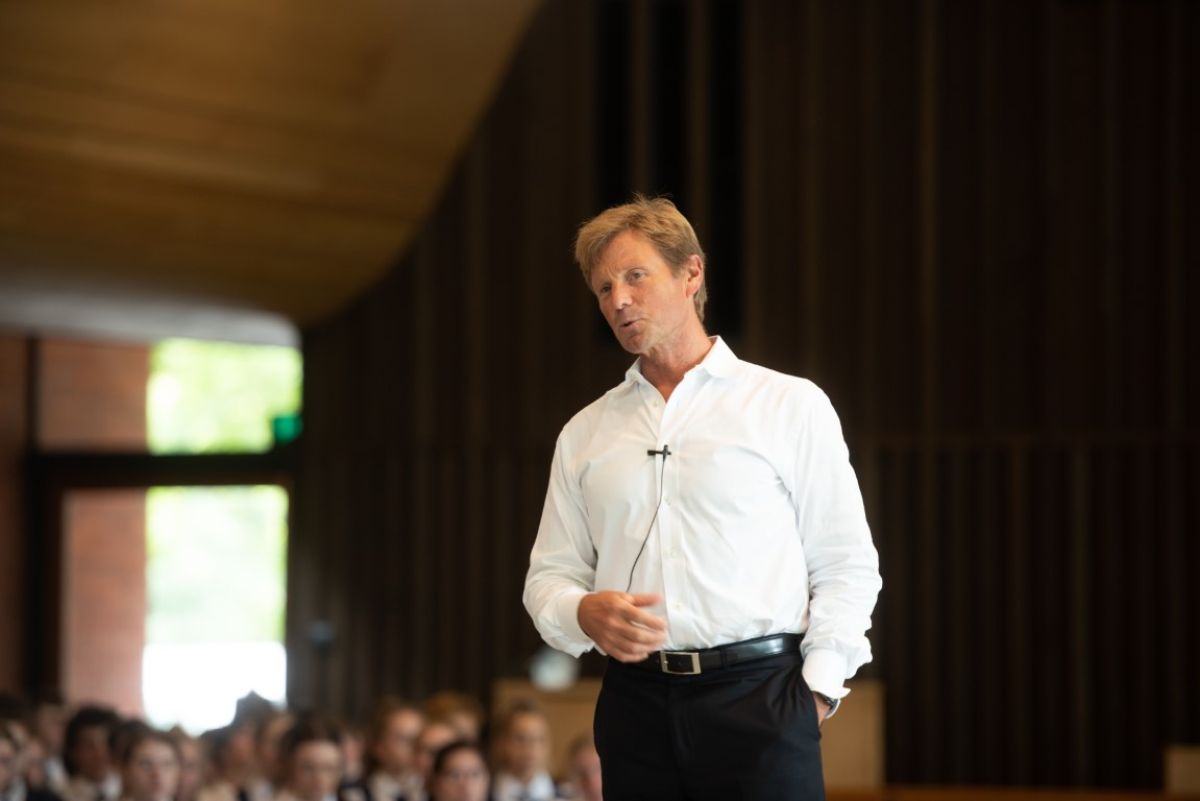 Dr Sven Hansen presenting to students